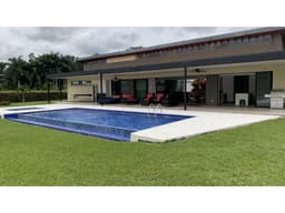 SE VENDE ESPECTACULAR CASA CAMPESTRE CERCA AL CLUB CAMPESTRE