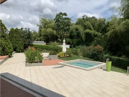 SE VENDE CASA CAMPESTRE CERCA AL CAIMO