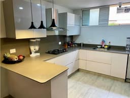 Vendo casa muy bien ubicada, Castropol, El Poblado