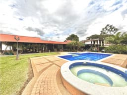 SE VENDE CASA CAMPESTRE CERCA AL AEROPUERTO
