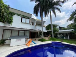 CASA DE LUJO EN VENTA CON PISCINA, ENERGÍA SOLAR - CRISTALES