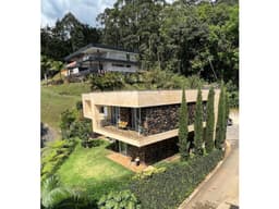 Venta Hermosa Casa Ubicada en Urbanizaciòn Cerrada en El Poblado