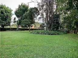 AMPLIO LOTE CON CASA TRADICIONAL, EN RIONEGRO