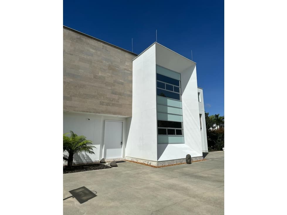 LUJOSA CASA CAMPESTRE EN LLANOGRANDE — foto 2