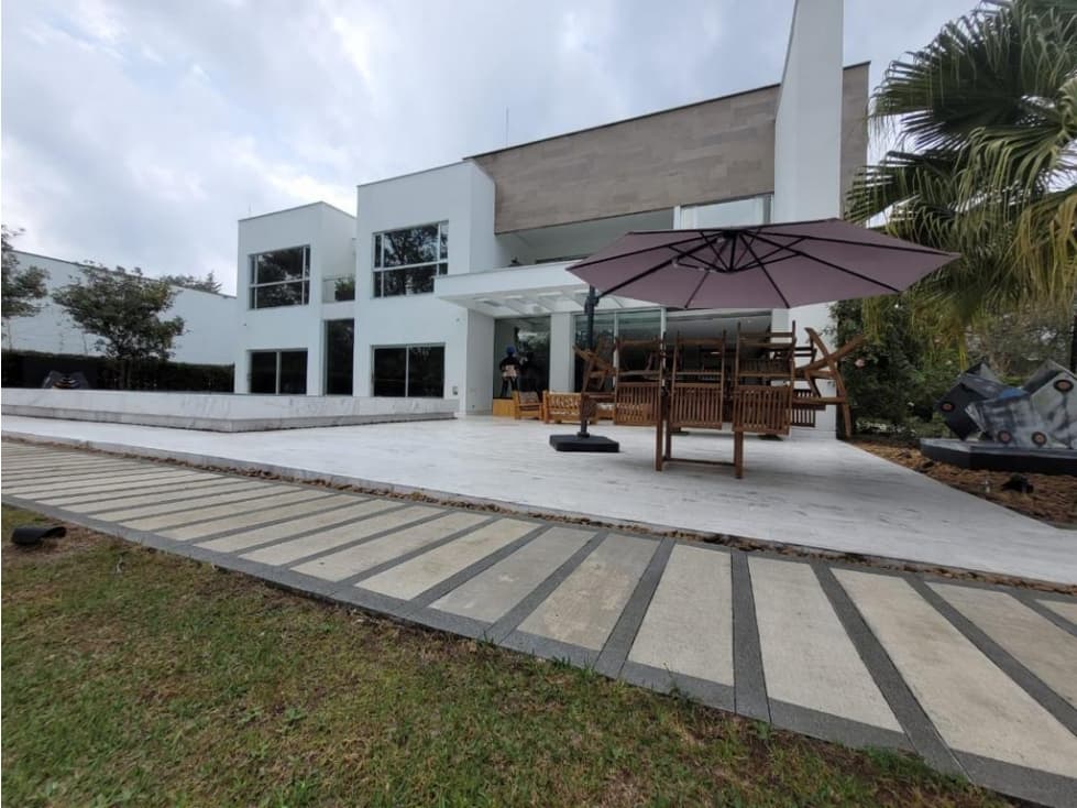 LUJOSA CASA CAMPESTRE EN LLANOGRANDE — foto 4