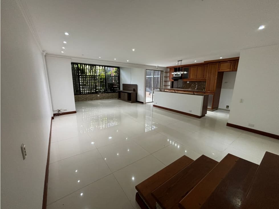 CASA EN ARRIENDO SECTOR DE ALTOS DEL POBLADO - POBLADO — foto 2