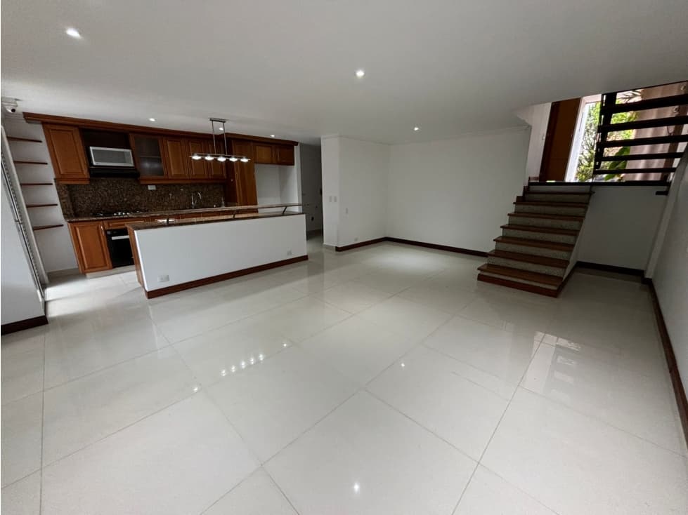 CASA EN ARRIENDO SECTOR DE ALTOS DEL POBLADO - POBLADO — foto 1