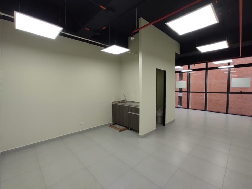 Oficina en arriendo en el poblado — foto 1