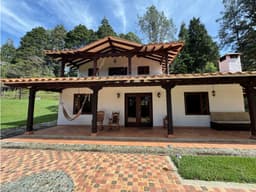 Finca en Oriente de Antioquia: Lujo y Naturaleza, Lista para Habitar
