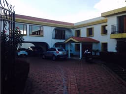 VENTA/ARRIENDO Chía 2 niveles ,5 alc 7 baños,6 parq