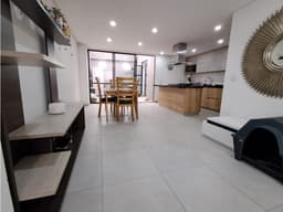 Casa de 3 pisos con terraza y 4 habitaciones en Cota, $610 millones