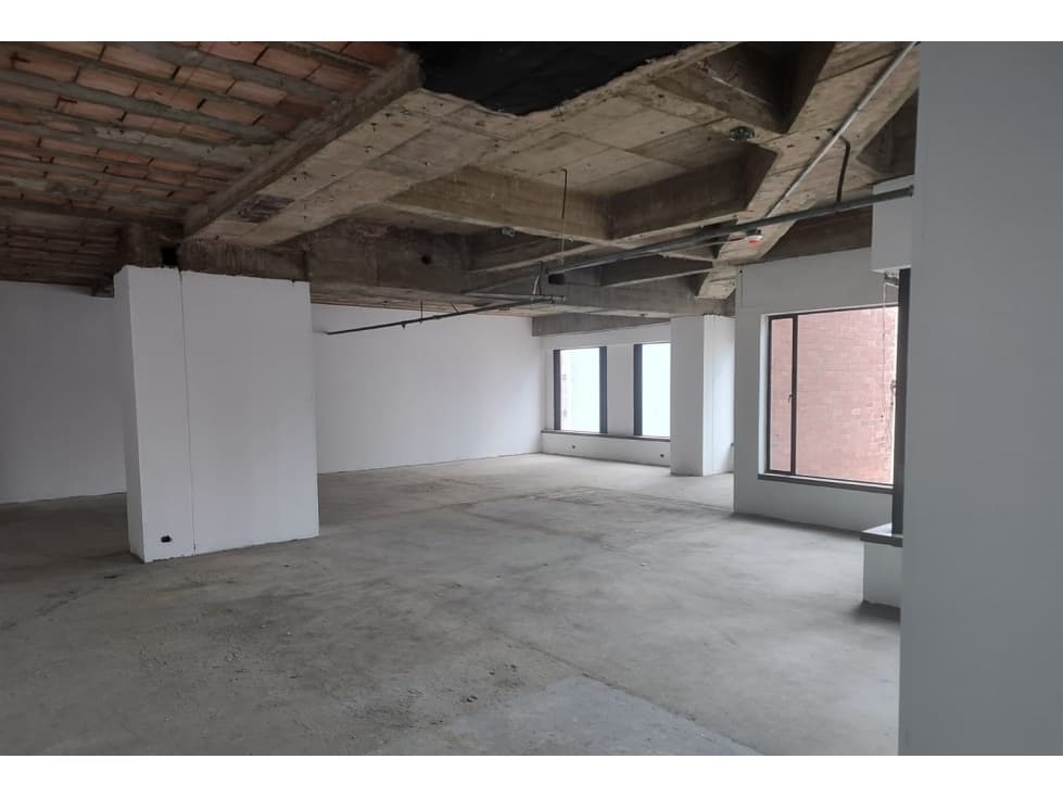 Oficina con Amplios Espacios en Chico Reservado 358m2 — foto 3