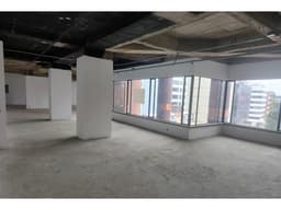 Oficina con Amplios Espacios en Chico Reservado 358m2