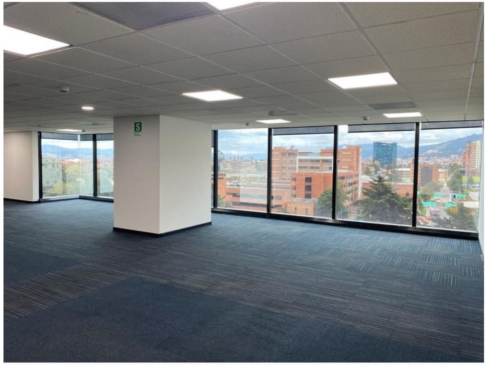 Oficina con Amplios Espacios en Chico Reservado 303m2 — foto 1