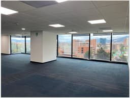 Oficina con Amplios Espacios en Chico Reservado 303m2
