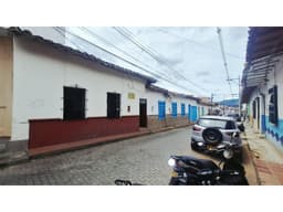 Casa antigua, en la Ceja con uso para vivienda o comercial