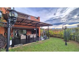 Vendo casa remodelada  en Envigado, loma del Chocho. 