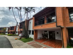 casa para la venta en zona tranquila de envigado en unidad cerrada