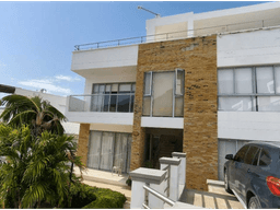 Amplia Casa en conjunto cerrado con vista al mar - 005