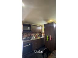 C0385. Vendo! Casa de 2 niveles con amplios espacios en buen sector
