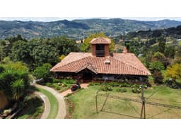 F0391 Finca con un área de 1.700mt2 en sector de la utopista en Guarne