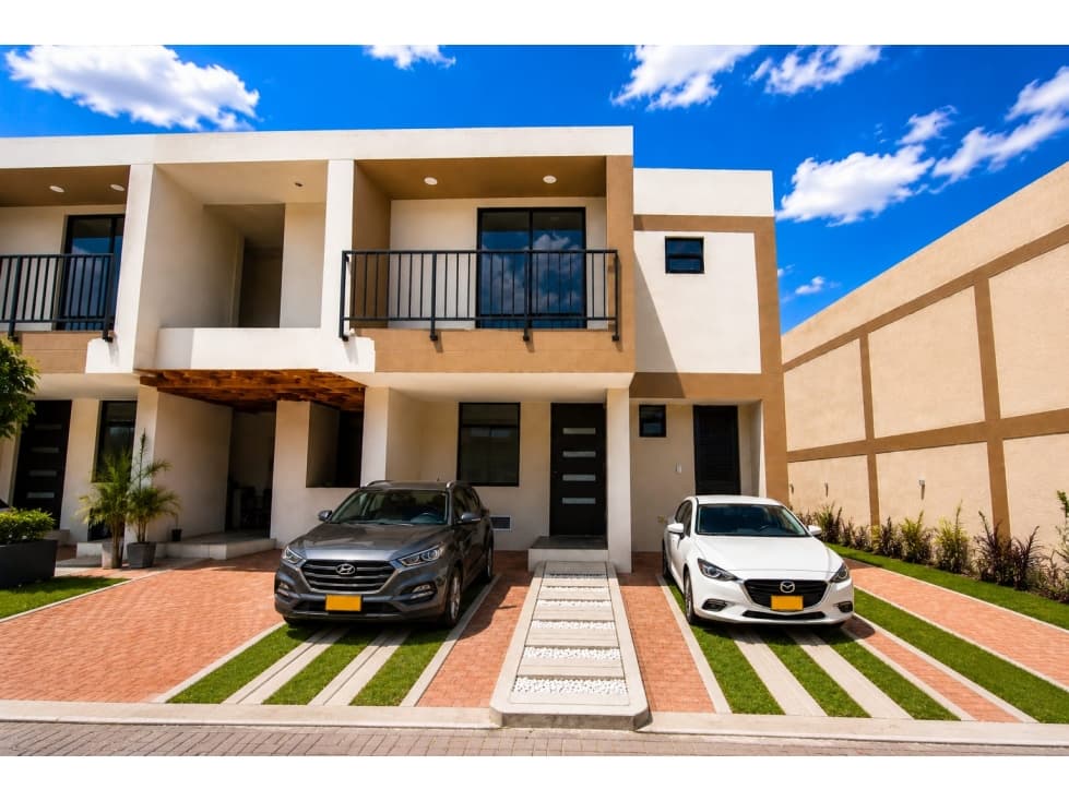 CASA CON JARDÍN EN CONJUNTO CERRADO — foto 1