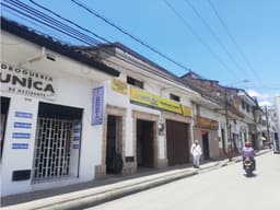 LUXA VENDE CASA COMERCIAL EN EL CENTRO . SOLO PARA INVERSIONISTAS