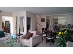 Hermosa casa esquinera ubicada en el Conjunto Residencial