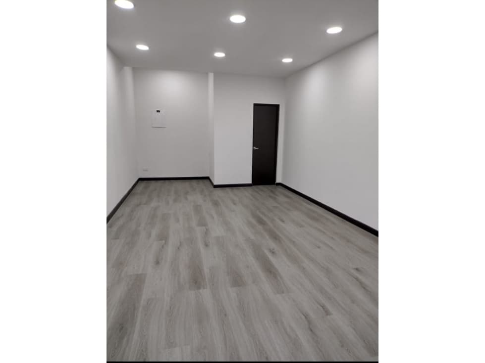 SE VENDE LOCAL EN CENTRO COMERCIAL AREA 33,67 M2 SECTR INVICO — foto 1