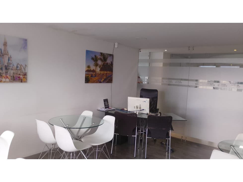 SE ARRIENDA HERMOSA OFICINA CENTRAL AMOBLADA — foto 1