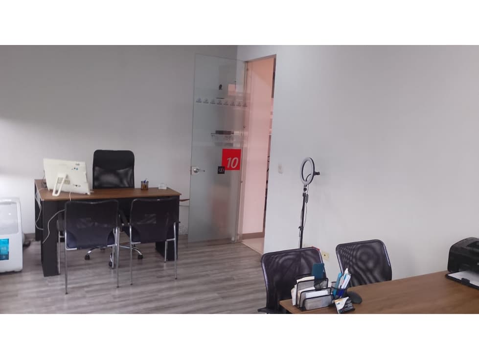 SE ARRIENDA OFICINA CON MOBILIARIO EN EL CENTRO — foto 1