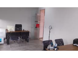 SE ARRIENDA OFICINA CON MOBILIARIO EN EL CENTRO