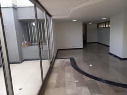 SE VENDE OFICINA EN EL CENTRO CON 3 PARQUEADEROS Y TERRAZA
