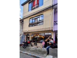 SE VENDE CASA DE 3 PISOS CON 2 RENTAS EN CUBA