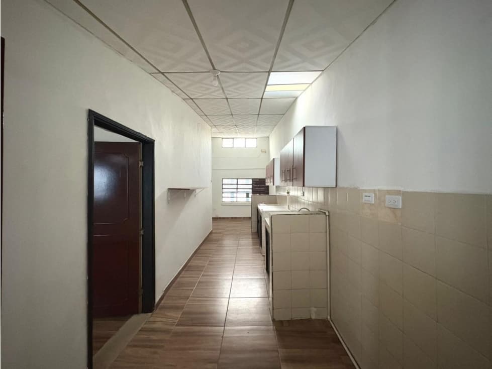SE VENDE HERMOSA CASA CON GARAJE CERCA AL CENTRO — foto 6