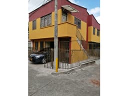 Casa esquinera de dos pisos en venta en Armenia Quindio
