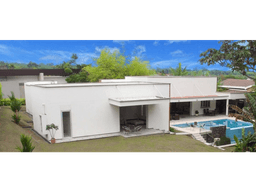 Se Vende Espectacular Casa Campestre en Cerritos.