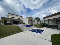 SE VENDE CASA CAMPESTRE SECTOR CLUB CAMPESTRE (LA TEBAIDA)