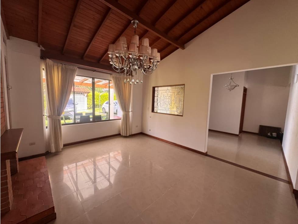 CASA INDEPENDIENTE EN VENTA SOBRE LA AVENIDA CENTENARIO — foto 1