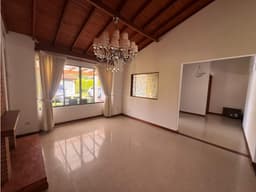 CASA INDEPENDIENTE EN VENTA SOBRE LA AVENIDA CENTENARIO
