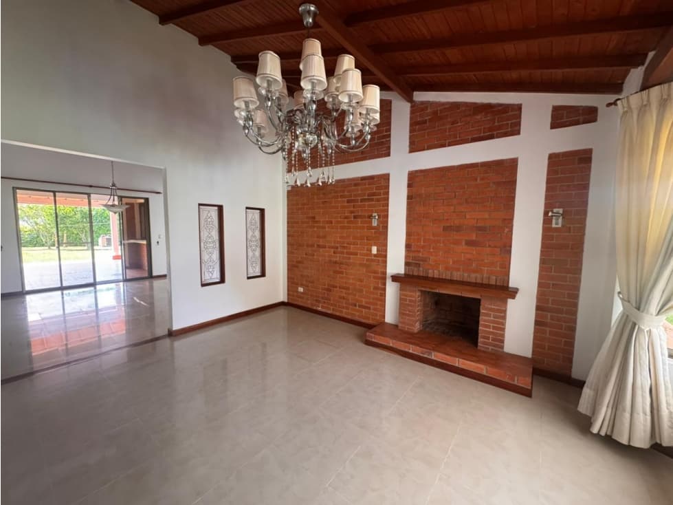 CASA INDEPENDIENTE EN VENTA SOBRE LA AVENIDA CENTENARIO — foto 2