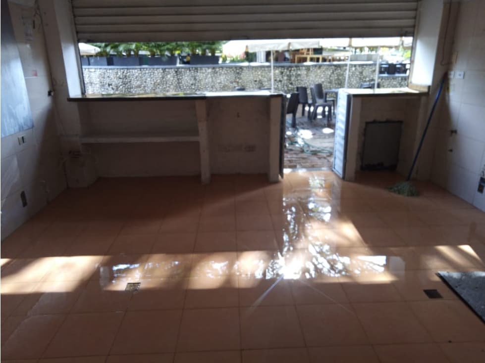 LOCAL COMERCIAL EN VENTA AL AV CAÑASGORDAS — foto 2