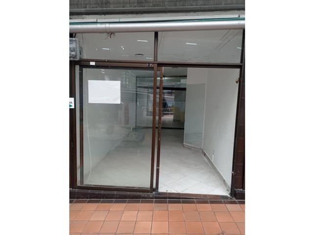 Se Vende Local En El Centro Comercial Bolivar.