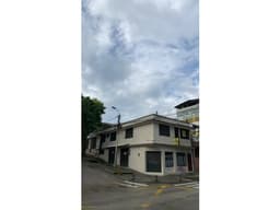 Vendo casa con locales muy cerca al centro