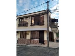 Vendo amplia casa con 3 pisos independientes