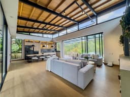 Moderna casa de un nivel. Unidad cerrada en el Retiro.
