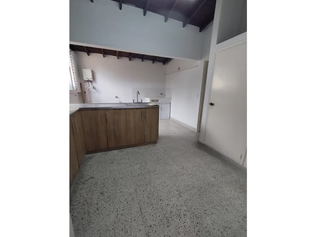 Se arrienda casa en simón bolívar