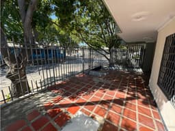 SE VENDE CASA DE 1 PISO EN EL BARRIO LOS ALMENDROS