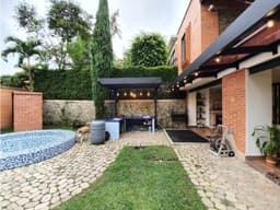 Amoblada HERMOSA casa poblado 3H mas Jacuzzi - Medellín