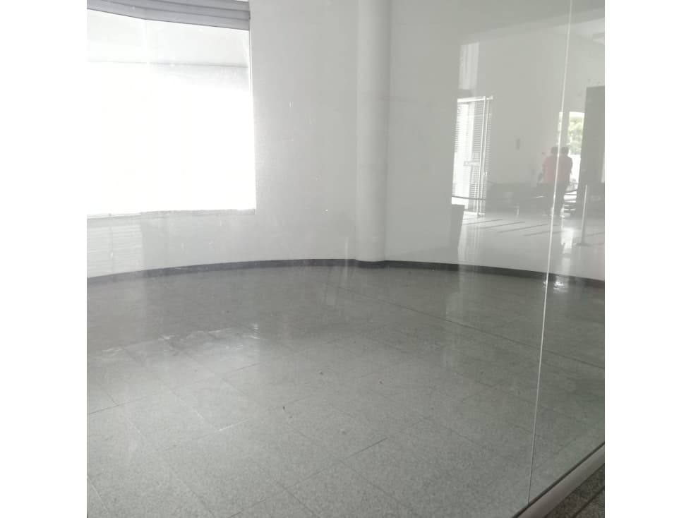 EN VENTA LOCAL SECTOR CASTROPOL AUTOMOTRIZ EN EL POBLADO — foto 2
